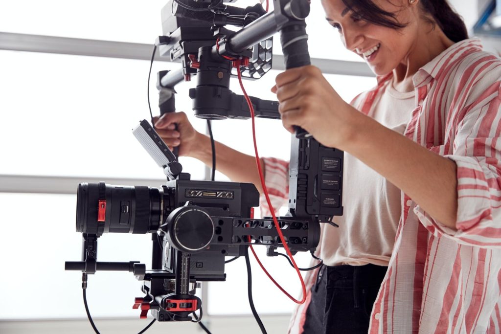 Mẹo làm chủ các cảnh handheld với máy quay cầm tay 4 Cảnh quay handheld chủ yếu nhờ vào hoạt động của đôi tay người điều khiển camera nhưng bạn hoàn toàn có quyền dùng kèm gimbal hoặc bộ giá đỡ ổn định.