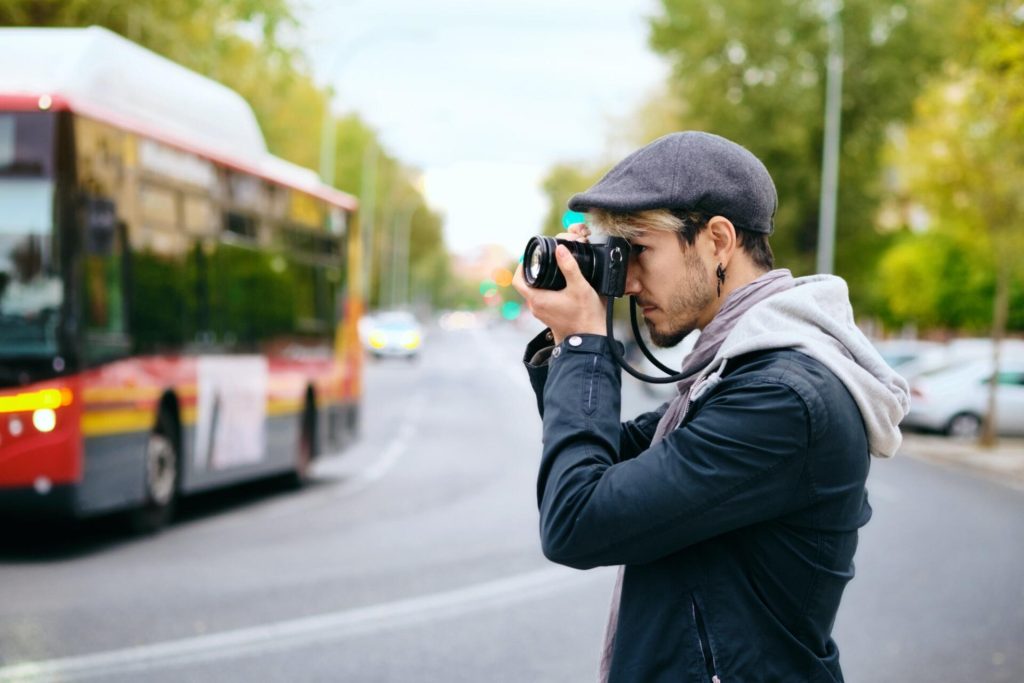 Mẹo làm chủ các cảnh handheld với máy quay cầm tay 3 Một phụ kiện hữu ích nhưng nhiều người thường quên khi quay cảnh handheld chính là sợi dây đeo đi kèm với máy ảnh.