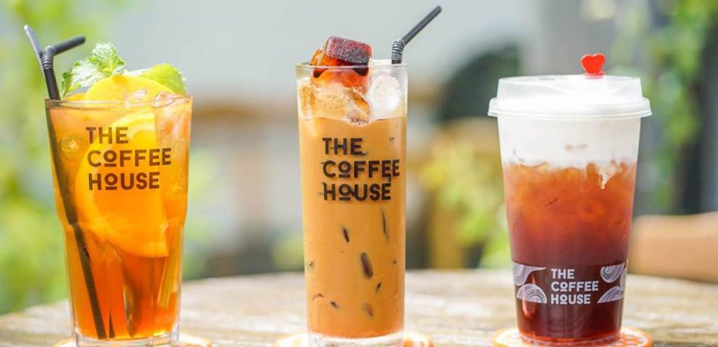 Hào quang của The Coffee House và những bài học về thương hiệu 4 Việc chuyển đổi từ li thủy tinh qua li nhựa có thể làm mất đi giá trị khác biệt so với các chuỗi khác