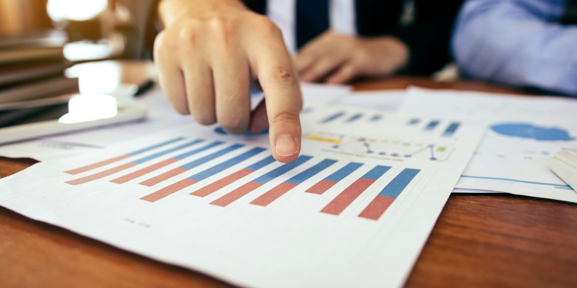 Báo cáo Thị trường Kinh doanh Ẩm thực Việt Nam năm 2023 từ iPOS.vn 1 Managers are using tablets to analyze sales cost reports and explain summary reports