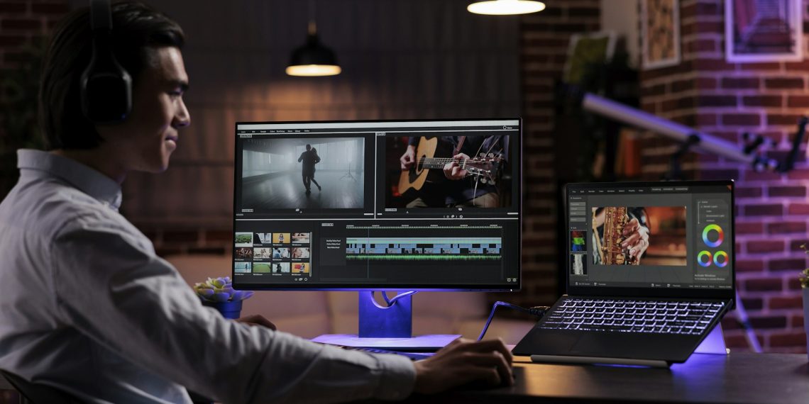 DeLog là gì? Chia sẻ 42 file DeLog video qua hệ màu Rec. 709 1 Young videographer working on video production