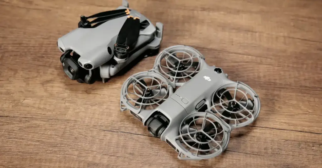 DJI Neo 2 bên cạnh một chiếc DJI Mini 5 Pro